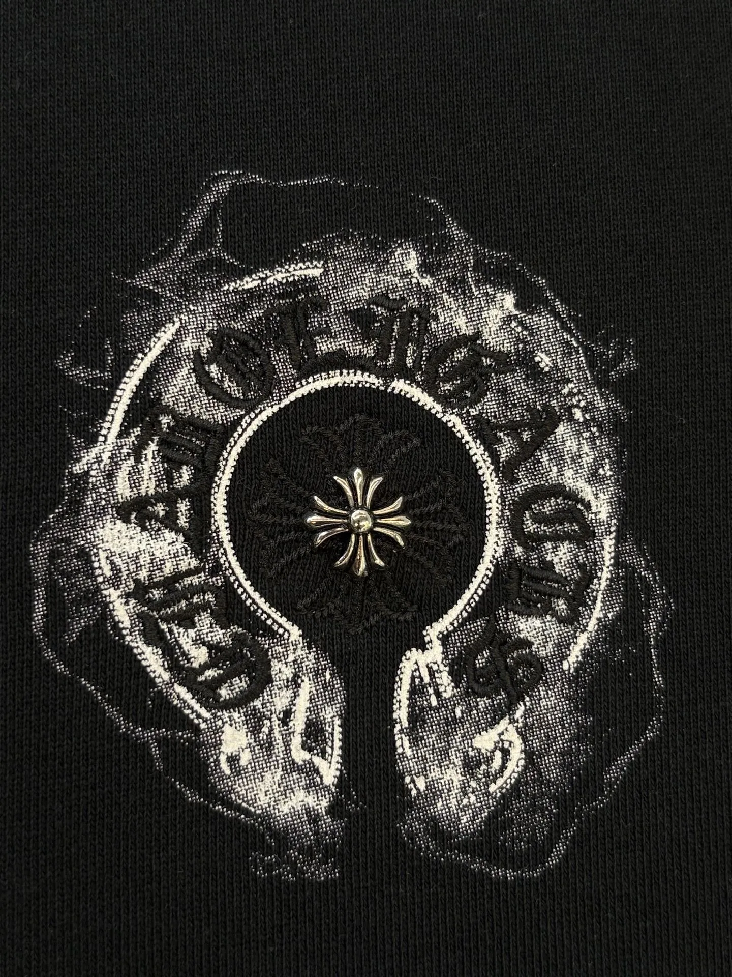 P250 [High Quality] Chrome Hearts Embroidered Horseshoe Rivets🪡+Watermark Letters‼ ️Round neck sweatshirt *Customized 420g terry cotton fabric, soft, skin-friendly and comfortable *Embroidery process: front horseshoe print + rivet embroidery *A very simple and elegant classic continuation. It is unparalleled in terms of upper body comfort, interpreting your luxury and taste, and creating your fashion style and charm. Three complete standards. Same style for men and women. 𝐂𝐎𝐋𝐎𝐔𝐑: Black/White 𝐒𝐈𝐙𝐄: S-XL
